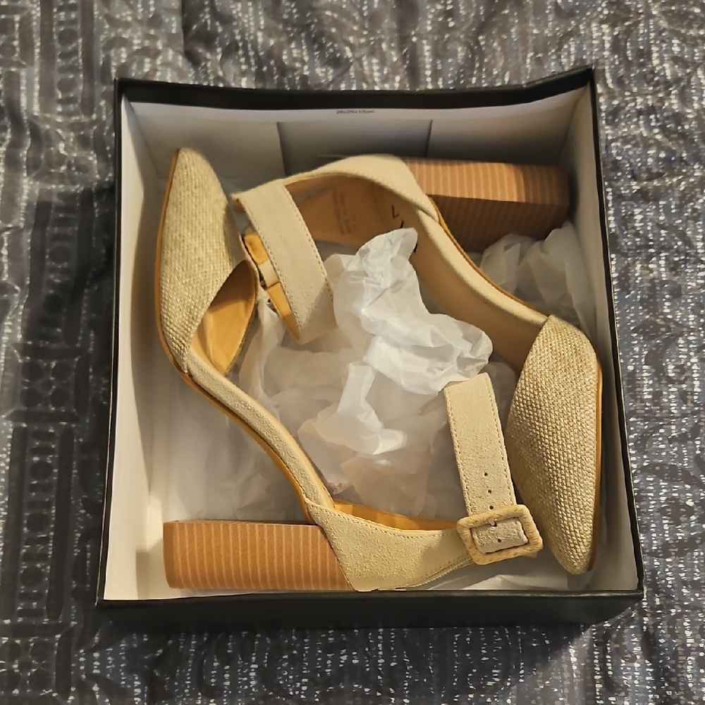 Vici NIB Reva Beige Women's Heels